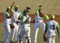 Agricultores celebra su victoria sobre Portuarios durante el sexto juego de la final de la Liga Élite del Beisbol Cubano  en el estadio Mártires de Barbados de la ciudad de Bayamo. Foto: Jit.