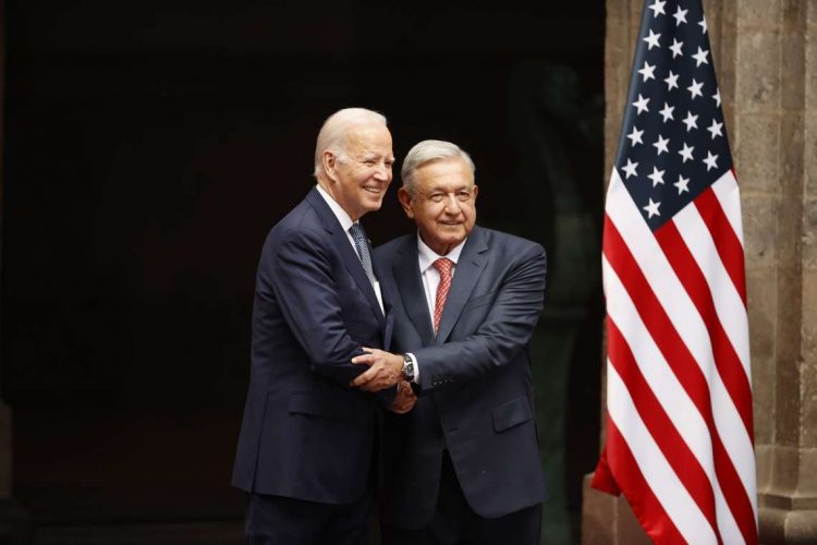 El presidente de México, Andrés Manuel López Obrador saluda al presidente de EEUU, Joe Biden en el Palacio Nacional de Ciudad de México (México). Foto:  José Méndez/Efe/Archivo.