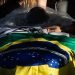 Una bandera nacional de Brasil y una del club Santos envuelven el cuerpo de la leyenda del fútbol Pelé, durante su velatorio hoy, en el estadio de Vila Belmiro en la ciudad de Santos (Brasil). Foto: EFE/ Isaac Fontana.