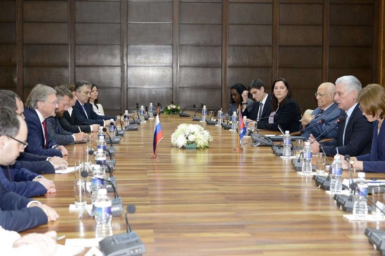 La delegación está encabezada por el presidente del Consejo de Negocios Cuba-Rusia, Boris Titov, según informa la página de la Presidencia. Foto: Tomada de la cuenta de Miguel Díaz-Canel en Twitter.