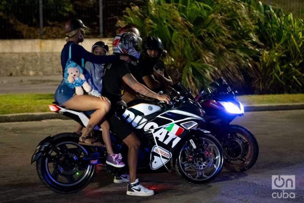 Familia en moto racing de noche en Cuba Foto: Jorge Ricardo.