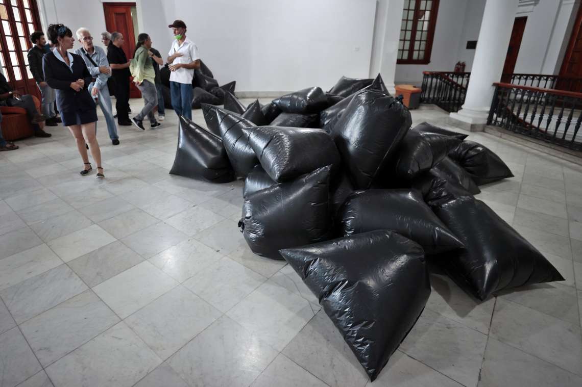 Exposición "Leviathan", del artista cubano Ernesto Benítez, en el Centro Hispanoamericano de la Cultura, en La Habana. Foto: Ernesto Mastrascusa / EFE.
