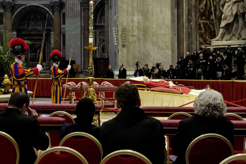 El cuerpo de Benedicto XVI permanece en la capilla ardiente instalada en la nave central de la Basílica de San Pedro. Foto: EFE/Cristina Cabrejas.