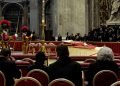 El cuerpo de Benedicto XVI permanece en la capilla ardiente instalada en la nave central de la Basílica de San Pedro. Foto: EFE/Cristina Cabrejas.
