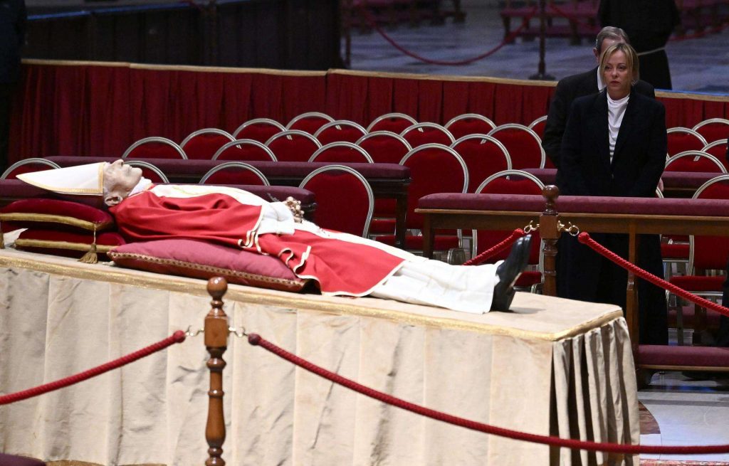 La primera ministra italiana, Giorgia Meloni, presenta sus respetos al fallecido papa emérito Benedicto XVI. Foto: EFE/ Ettore Ferrari.