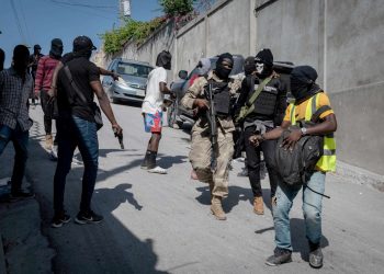 Policías bloquean una calle en el marco de las protestas, en Puerto Príncipe Foto:  Johnson Sabin/Efe.