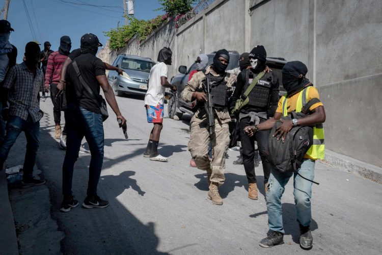Policías bloquean una calle en el marco de las protestas, en Puerto Príncipe Foto:  Johnson Sabin/Efe.