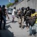 Policías bloquean una calle en el marco de las protestas, en Puerto Príncipe Foto:  Johnson Sabin/Efe.