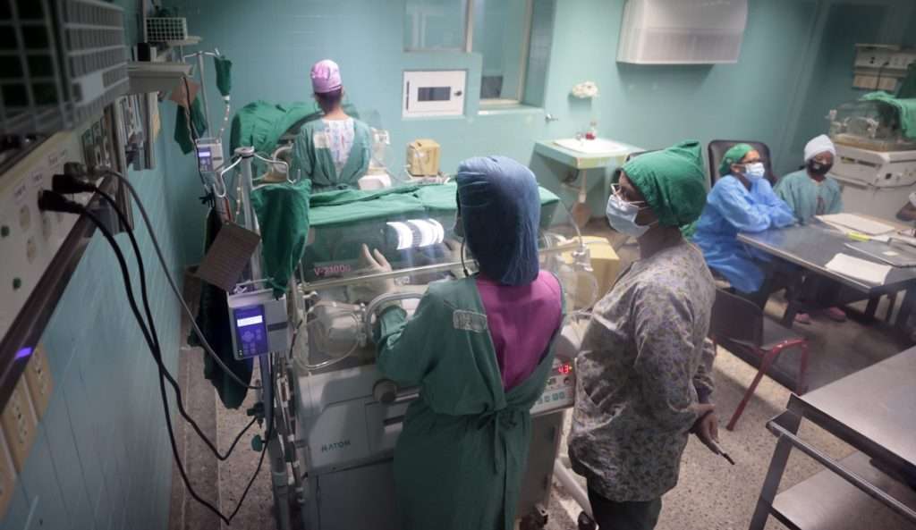 Nurses attend to newborns in the neonatology room of the maternal hospital in Matanzas.  Photo: EFE/ Ernesto Mastrascusa.