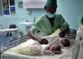 Un enfermero atiende a recién nacidos en una sala de neonatología, en un hospital materno en la ciudad de Matanzas. Foto: Ernesto Mastrascusa / EFE / Archivo.