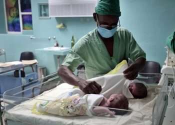 Un enfermero atiende a recién nacidos en una sala de neonatología, en un hospital materno en la ciudad de Matanzas. Foto: Ernesto Mastrascusa / EFE / Archivo.