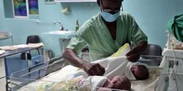 Un enfermero atiende a recién nacidos en una sala de neonatología, en un hospital materno en la ciudad de Matanzas. Foto: Ernesto Mastrascusa / EFE / Archivo.