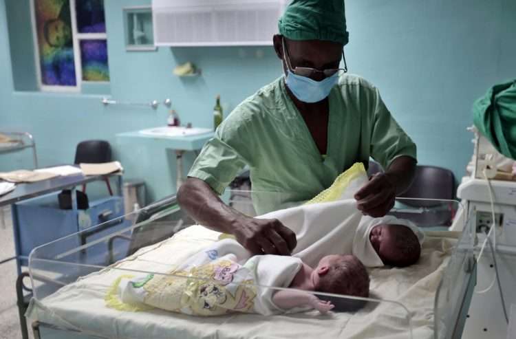 Un enfermero atiende a recién nacidos en una sala de neonatología, en un hospital materno en la ciudad de Matanzas. Foto: Ernesto Mastrascusa / EFE / Archivo.