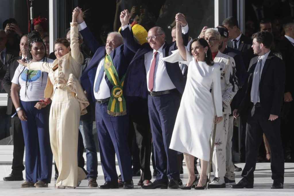El nuevo presidente de Brasil, Luiz Inácio Lula da Silva (c-i), la primera dama, Rosángela da Silva (i), el vicepresidente, Geraldo Alckmin (c-d), y su mujer Maria Lúcia Ribeiro (c-d), saludan a las personas congregadas en Brasilia durante la investidura del mandatario brasileño. Foto: Antonio Lacerda / EFE.