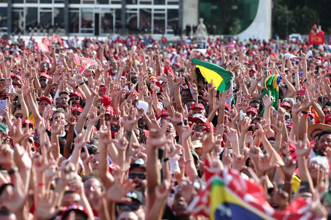 Thousands of people attend the inauguration of the new president of Brazil Luiz Inácio Lula da Silva, in Brasilia.  Photo: Sebastiao Moreira / EFE.