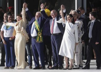 El nuevo presidente de Brasil, Luiz Inácio Lula da Silva (c-i), la primera dama, Rosángela da Silva (i), el vicepresidente, Geraldo Alckmin (c-d), y su mujer Maria Lúcia Ribeiro (c-d), saludan a las personas congregadas en Brasilia durante la investidura del mandatario brasileño. Foto: Antonio Lacerda / EFE.
