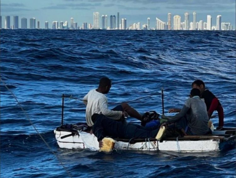 Una embarcación interceptada el 8 de enero en Sunny Islands, en el área metropolitana de Miami. Foto: Guardia Costera de EEUU.