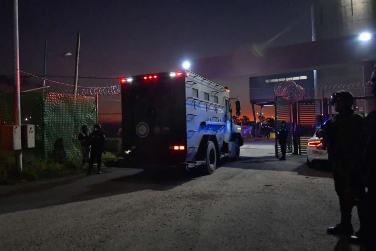Un camión blindado que hace parte de un convoy de seguridad en el que las autoridades transportan a Ovidio Guzmán, hijo del 'Chapo', llega al penal del Altiplano, hoy, en Toluca, Estado de México. Foto: Felipe Gutiérrez/Efe.