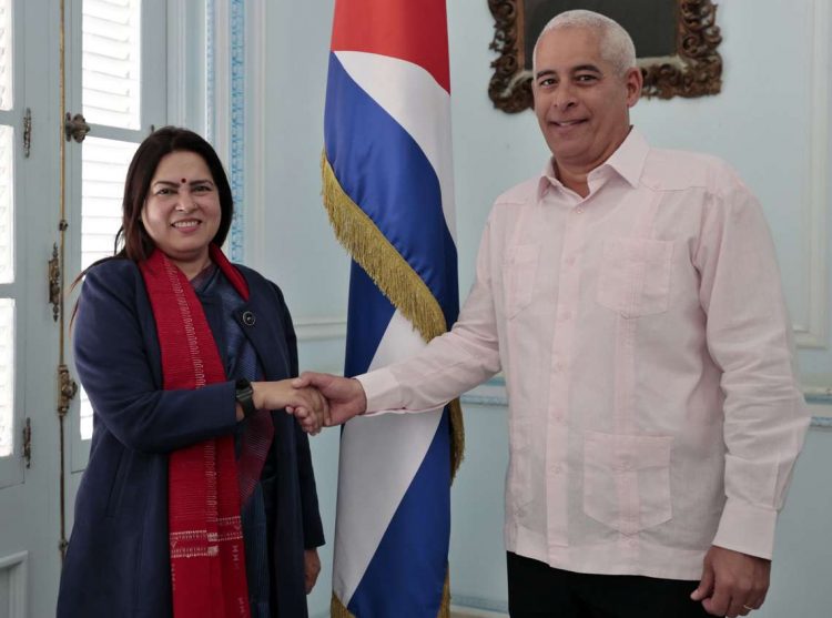 El ministro interino de Relaciones Exteriores de Cuba Gerardo Peñalver Portal recibe en la Cancillería cubana a la Ministra de Estado para Asuntos Exteriores de India, Meenakashi Lekhi (i), durante su visita oficial a la isla. Foto: Ernesto Mastrascusa / EFE.