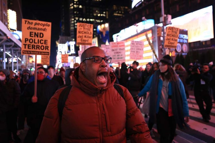 Protestas en Nueva York, tras la publicación de videos sobre la golpiza de cinco policías al afroamericano Tyre Nichols, en Memphis, que le produjo la muerte tres días después. Foto: Justin Lane / EFE.