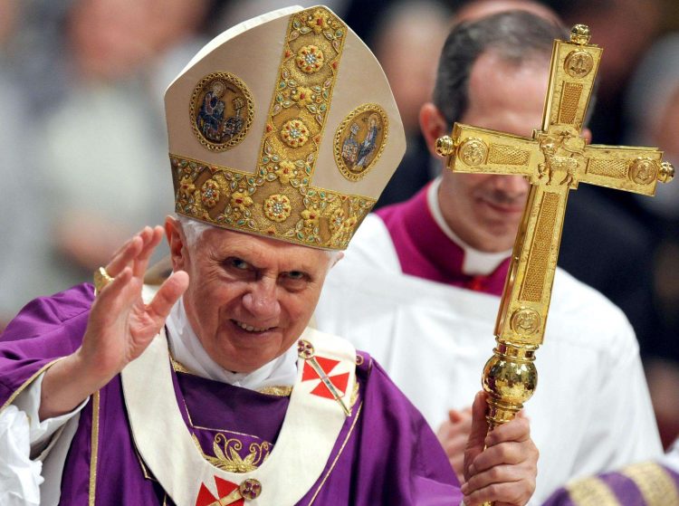 Benedict XVI en el Vaticano el 29 de marzo de 2010 en la misa en memoria de Juan Pablo II en el quinto aniversario de su muerte. Basílica de San Pedro. Foto: Efe.