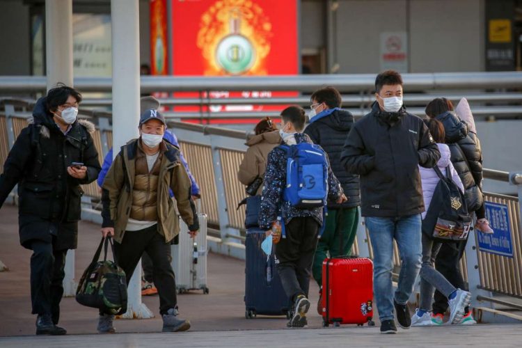 Viajeros en el Aeropuerto Internacional de Pekín, en China. Foto: MARK R. CRISTINO/EFE/EPA.