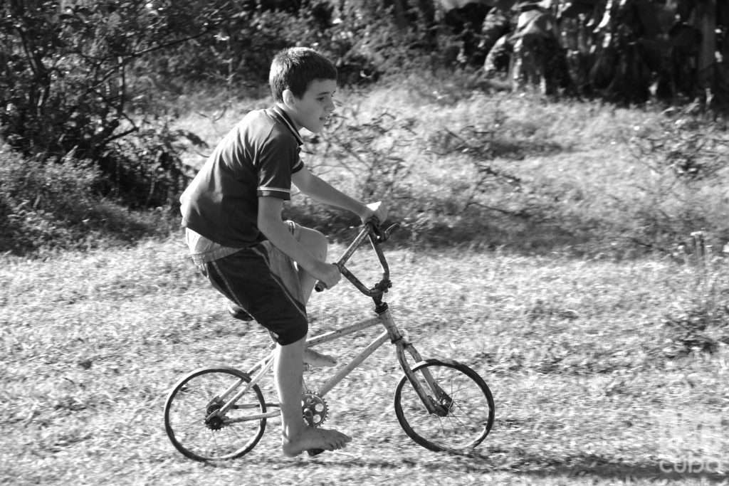 Niño cubano monta bicicleta descalzo. Foto: Jorge Ricardo.