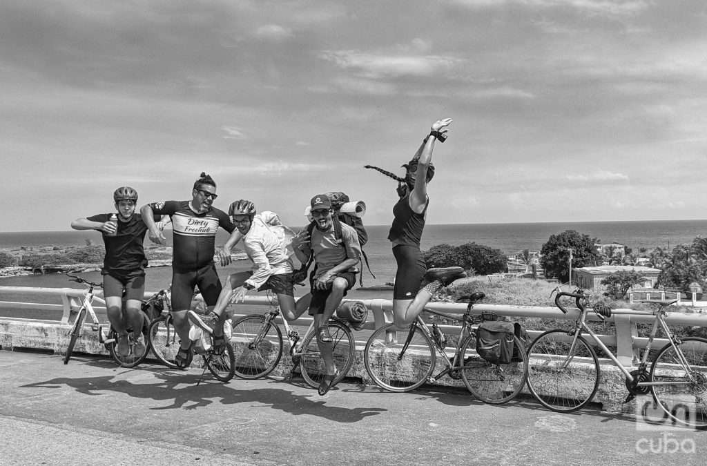Grupo de cubanos en excursiones en bicicleta con el mar al fondo. Foto: Jorge Ricardo.