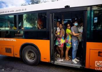 P con puertas abiertas y personas transporte urbano en Cuba Foto Jorge Ricardo
