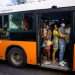 P con puertas abiertas y personas transporte urbano en Cuba Foto Jorge Ricardo