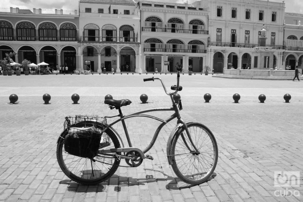 Bicicleta en la Plaza Vieja, La Habana. Foto: Jorge Ricardo.