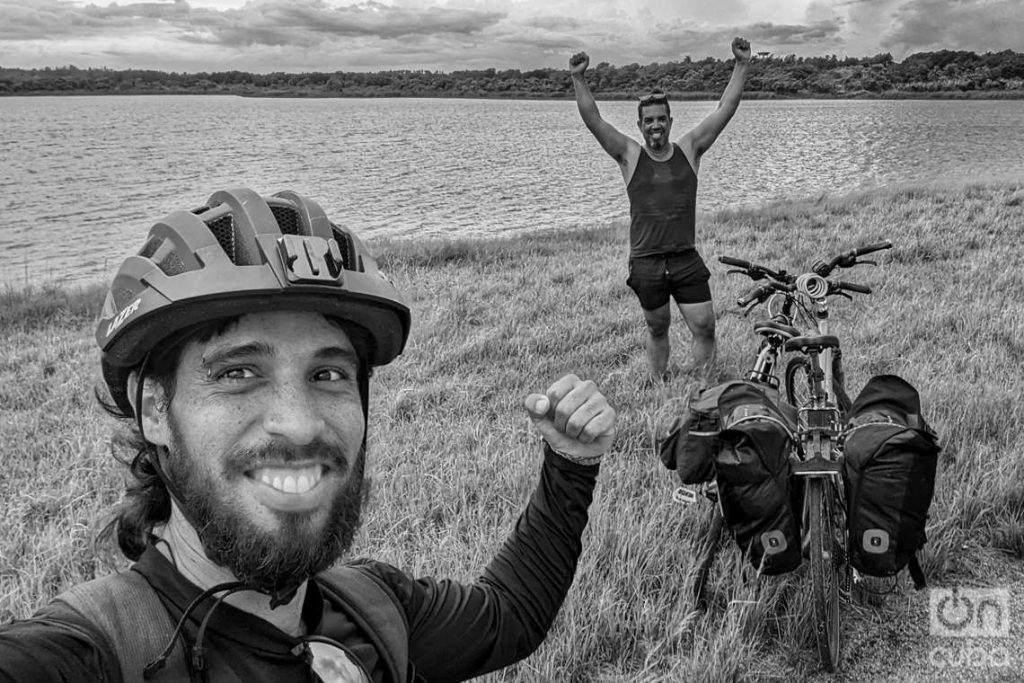 Jorge Ricardo y Ramiro Zardoya en bicicleta. Foto: Jorge Ricardo.