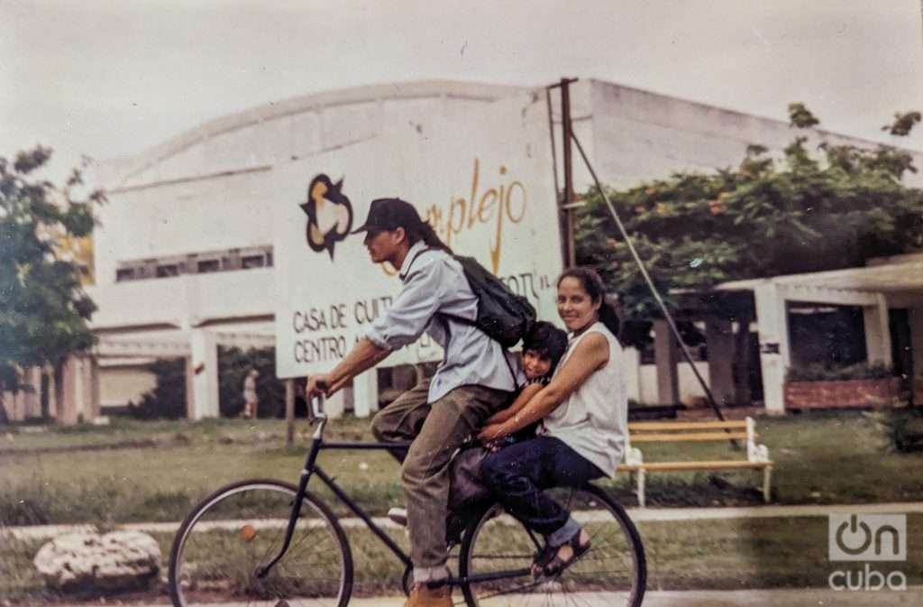 Hombre con mujer embarazada y niño en bicicleta, años 90. Foto: Jorge Ricardo.