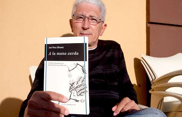 Mostrando el libro premiado en el concurso iberoamericano "Hermanos Machado", 2014. (Cortesía de JPO)
