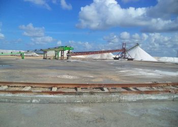 El suministro de sal a la población en Cuba se ha visto afectado por el bajo estado técnico de las casillas del ferrocarril que transportan ese producto. Foto: Erlán Morell Hernández