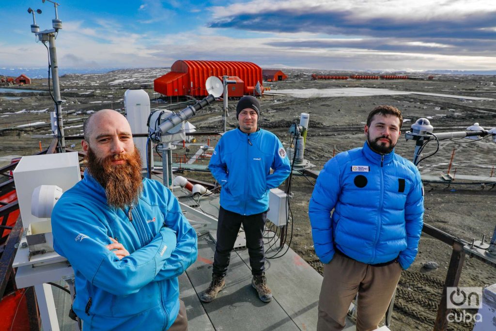 Juan Cruz, Alejandro Pooli y Martín Pirotte en la terraza en la que están instalados equipos de medición. Foto: Kaloian.