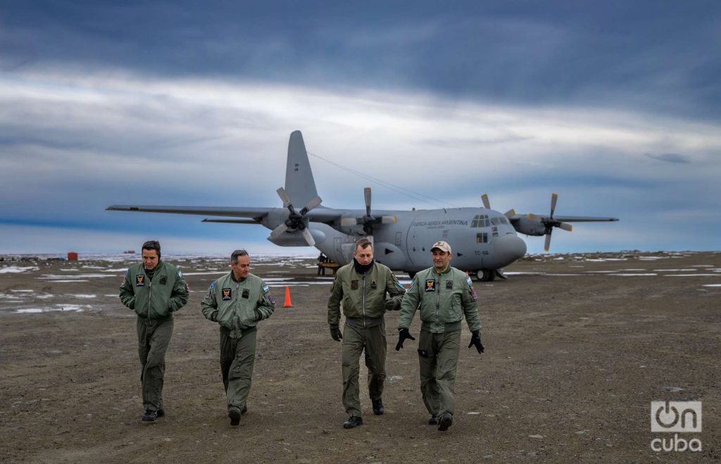 Avesados pilotos del avión Hércules, de la Fuerza Aérea, tras aterrizar en la base Marambio.
