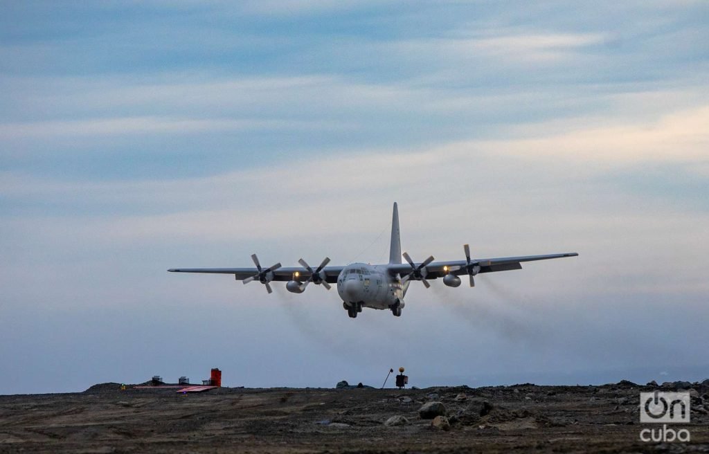 A la base Marambio se llega sólo por vía aérea.
