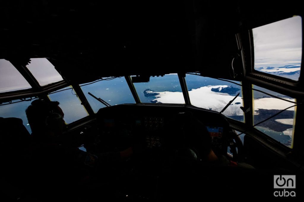 Desde la cabina del avión Hércules se divisa el llamado Continente Blanco. Foto: Kaloian.