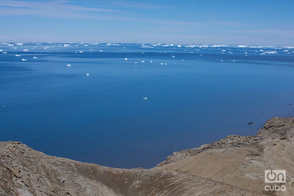 El famoso Mar de Weddell, que baña las costas de la Península Antártica hacia el oeste. Se ve apacible, como una gran alfombra azul. Pero es uno de los mares más peligrosos y traicioneros del mundo.
