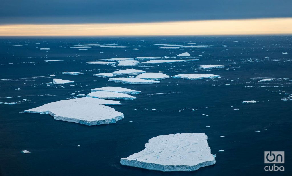 Témpanos hielo en el mar antártico. Foto: Kaloian.
