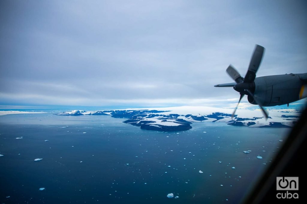 El avión Hércules bordea parte de la costa antártica. 
