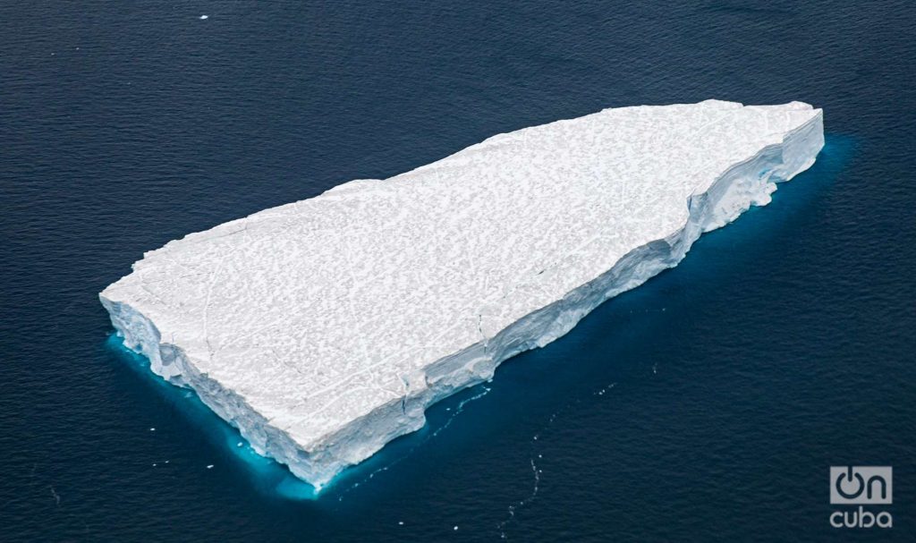 Gigantes témpanos de hielo navegan por el océano antártico. Foto: Kaloian.
