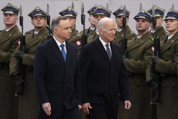 El presidente polaco Andrzej Duda recibe al presidente Joe Biden en el Palacio Presidencial en Varsovia el martes 21 de febrero de 2023. Biden fue a Polonia un día después de una visita no anunciada a Kiev para reunirse con el presidente Zelenski. Foto: Czarek Sokolowski/AP.