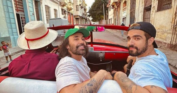 El actor Caio Castro (derecha) en La Habana. Foto: Caio Castro/Instagram.