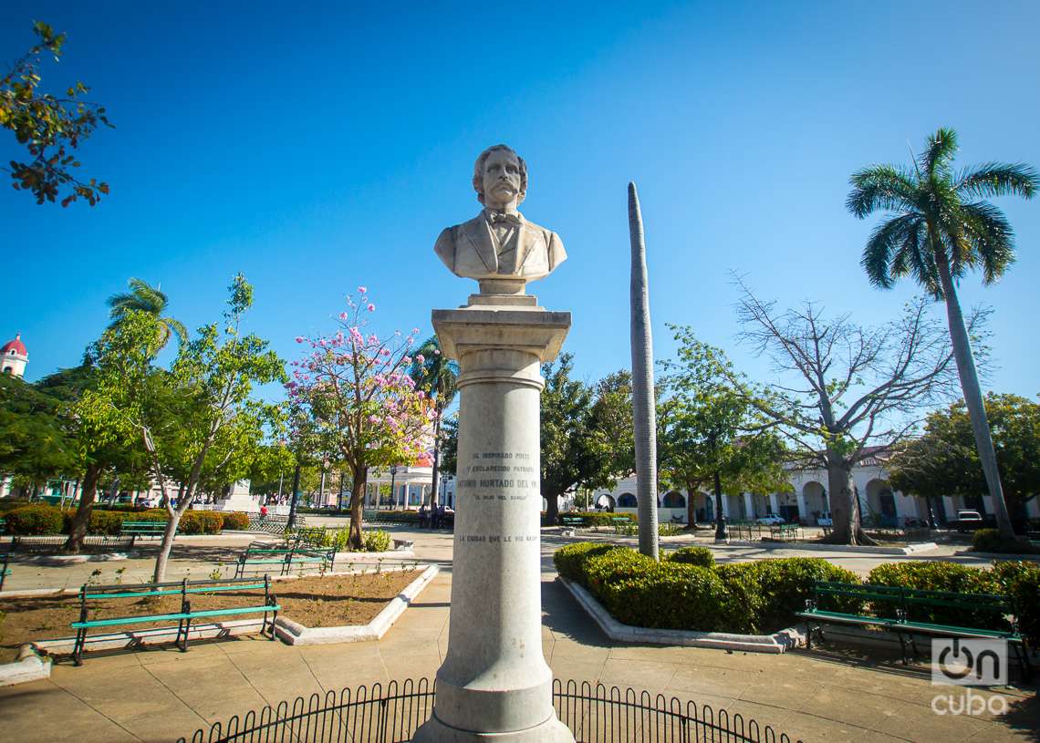 Busto de Antonio Hurtado del Valle, "El hijo de Damují", en el Parque Martí, en Cienfuegos. Foto: Otmaro Rodríguez.