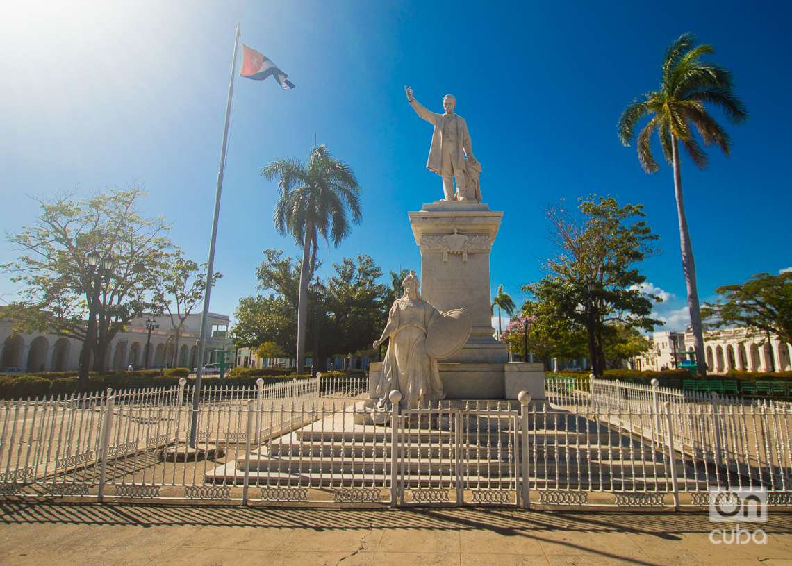 Monumento a José Martí, en parque del mismo nombre, en Cienfuegos. Foto: Otmaro Rodríguez.