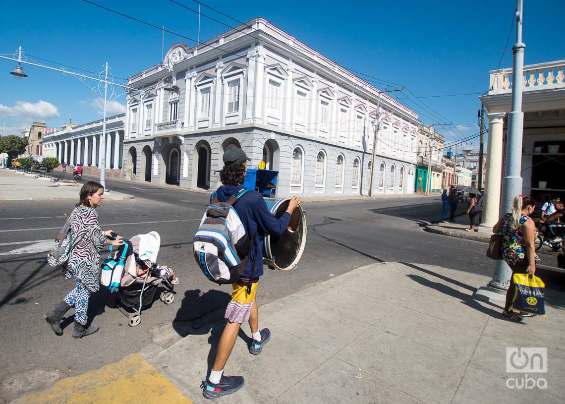 Una familia transita por el Paseo del Prado, en Cienfuegos. Foto: Otmaro Rodríguez.