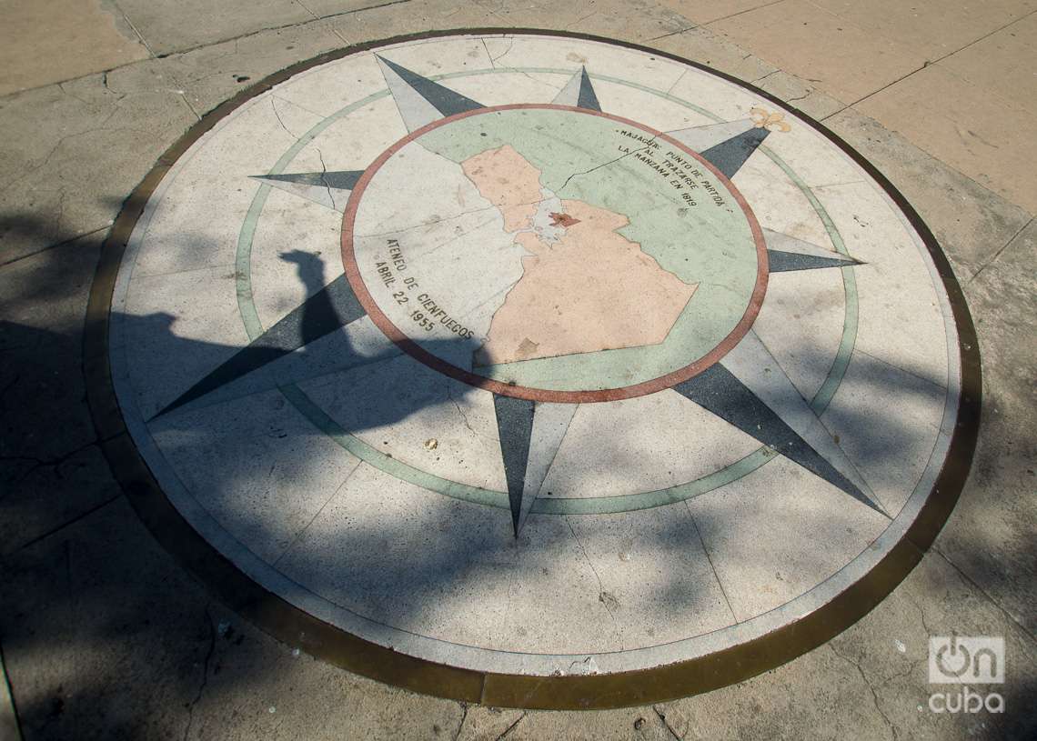 Roseta que señaliza el punto de partida del trazado de la primera manzana fundacional de Cienfuegos. Foto: Otmaro Rodríguez.