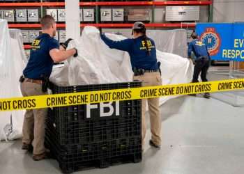 Agentes especiales en el laboratorio del FBI en Quantico, Virginia, procesan material recuperado del globo chino. Foto: FBI/AP.